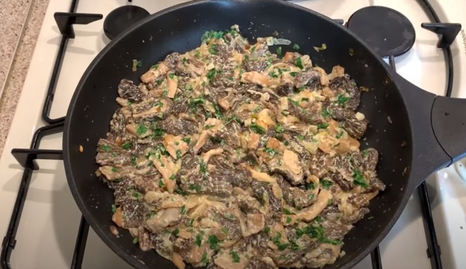 Картошка со сморчками на сковороде. Сморчки жареные. Грибы сморчки жареные. Сморчки грибы жареные с луком. Сморчки с картошкой жареные.